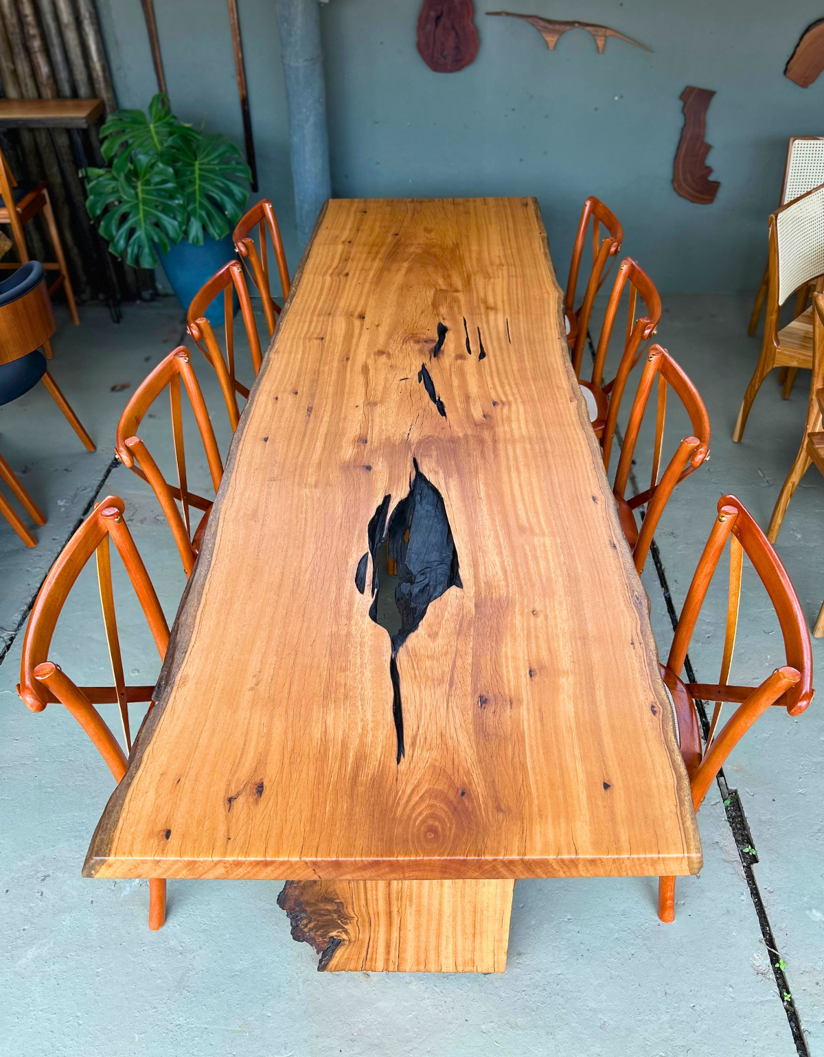 Mesa de Jantar Rústico Moderno 10 lugares - Péquia e Pés de Madeira Maciça