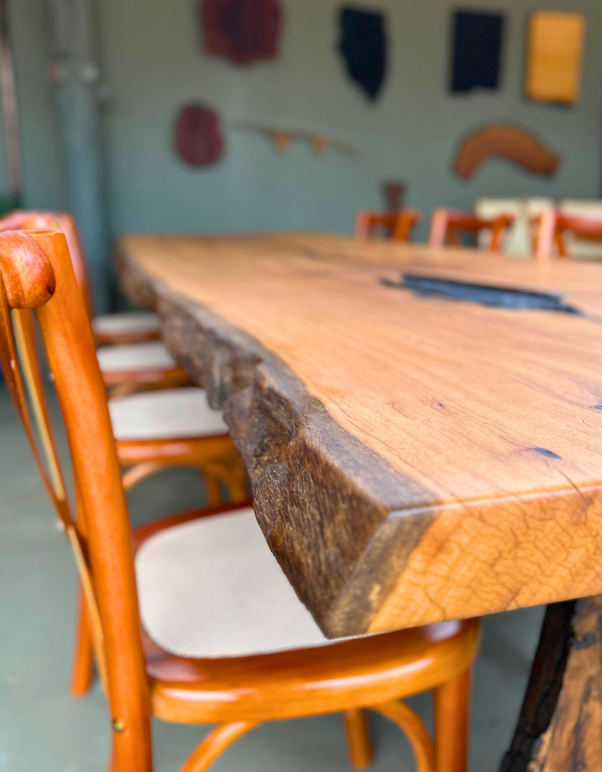 Mesa de Jantar Rústico Moderno 10 lugares - Péquia e Pés de Madeira Maciça