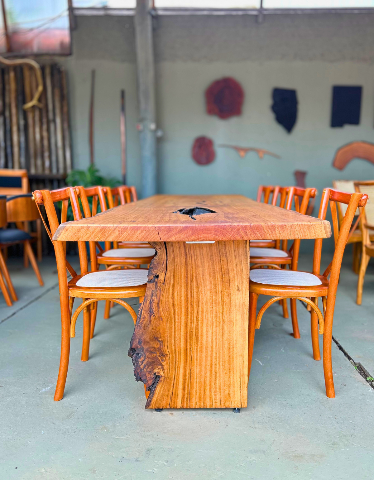 Mesa de Jantar Rústico Moderno 10 lugares - Péquia e Pés de Madeira Maciça