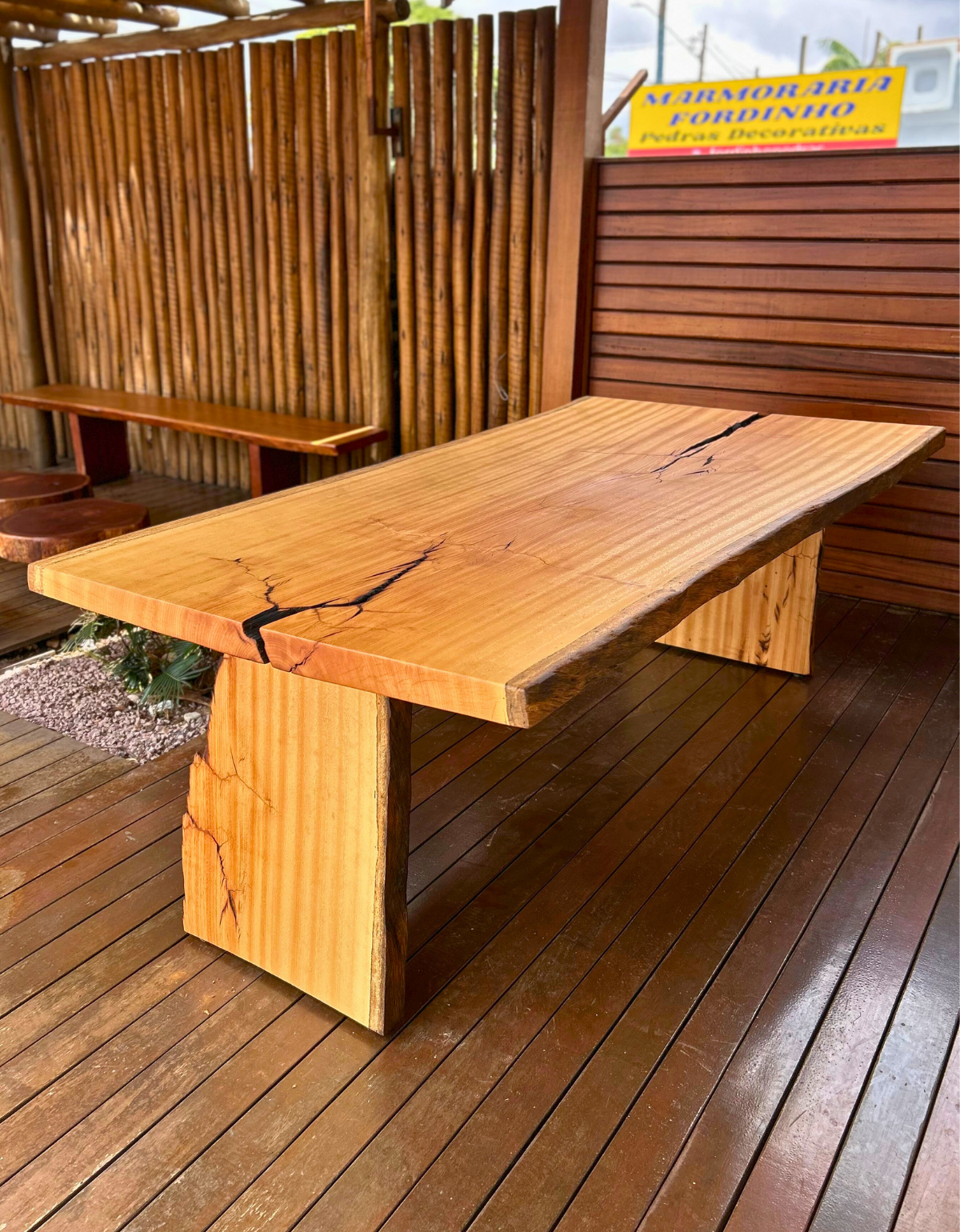 Mesa de Jantar Orgânica Pequiá 8 lugares - Prancha Única Borda Orgânica