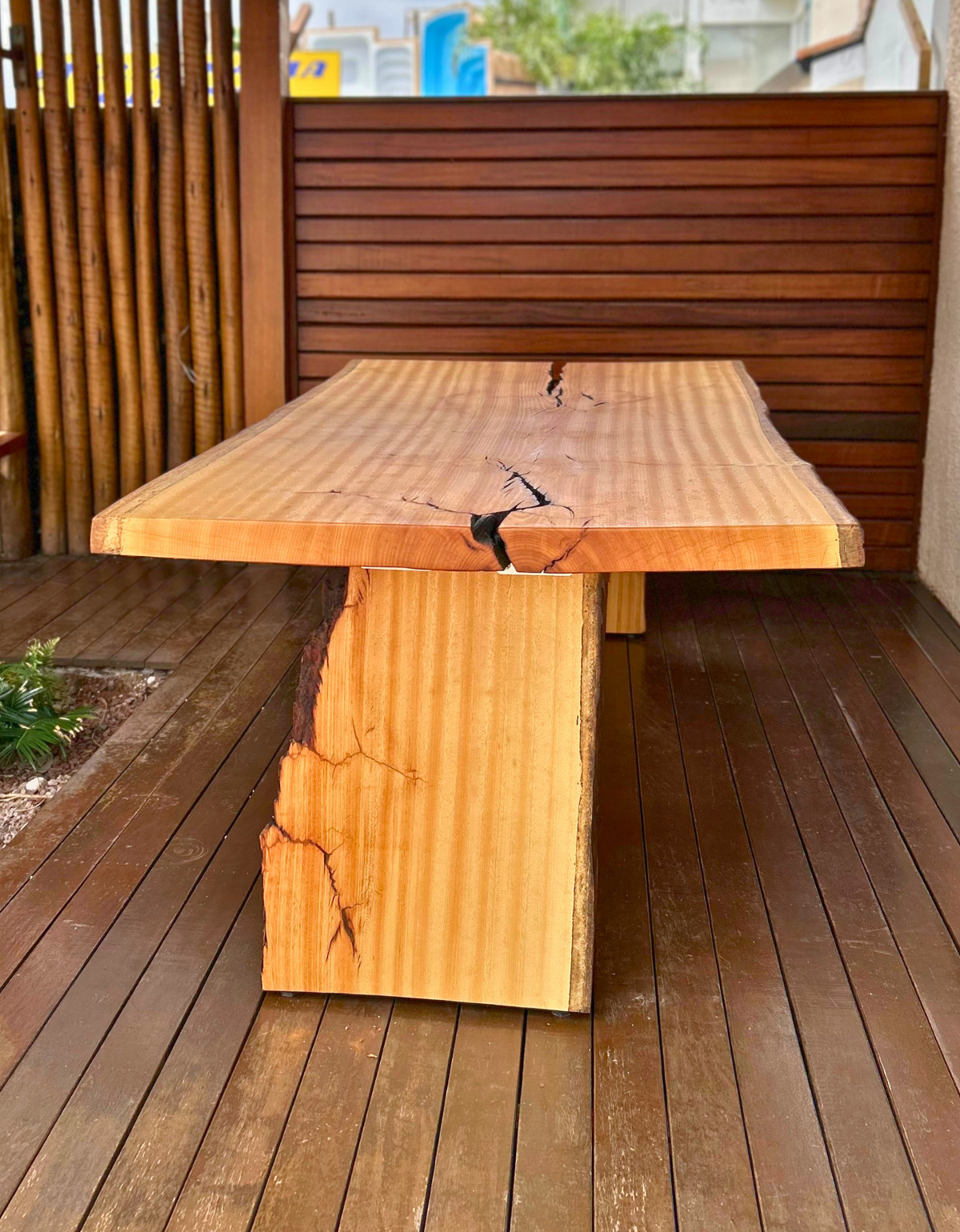 Mesa de Jantar Orgânica Pequiá 8 lugares - Prancha Única Borda Orgânica