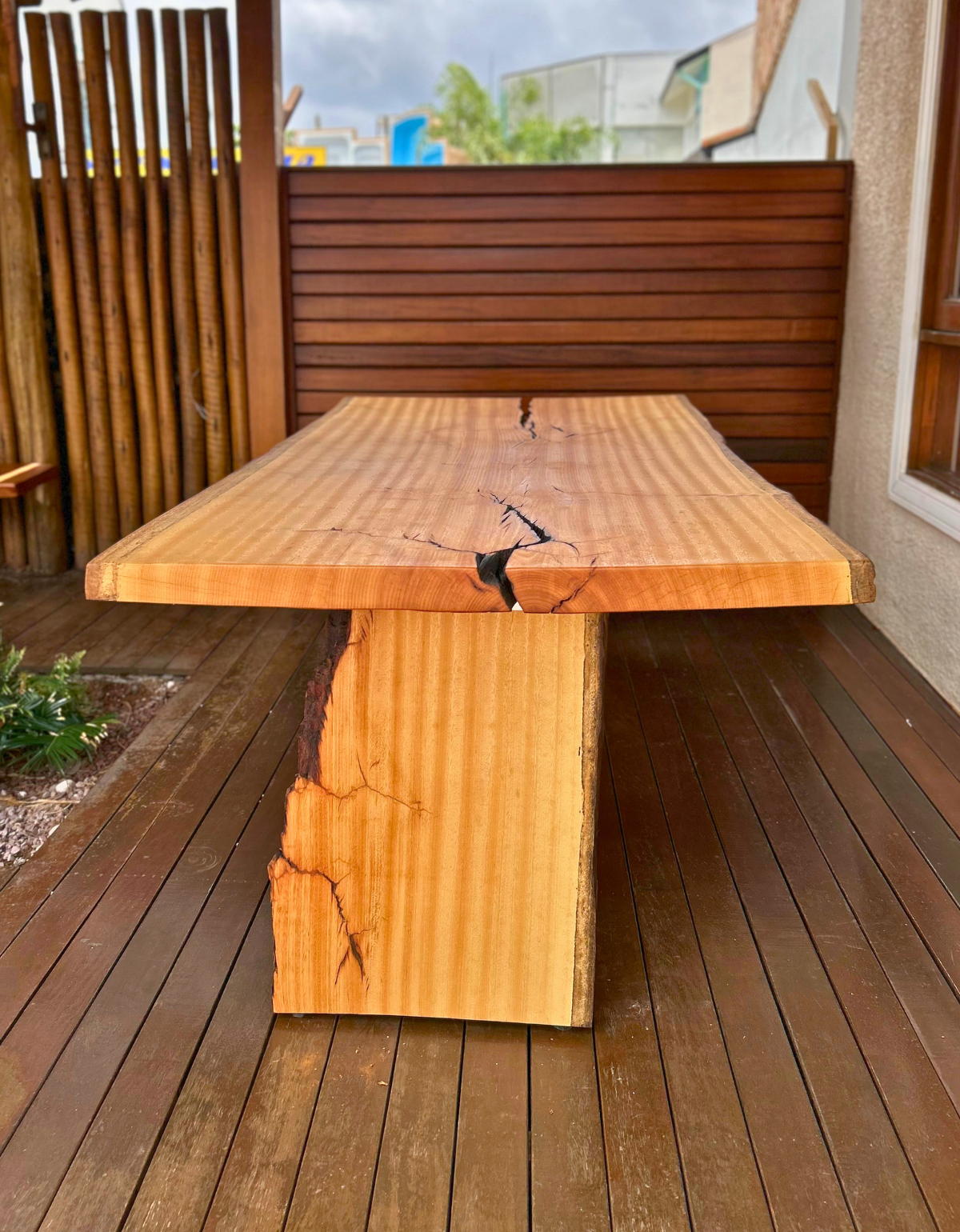 Mesa de Jantar Orgânica Pequiá 8 lugares - Prancha Única Borda Orgânica