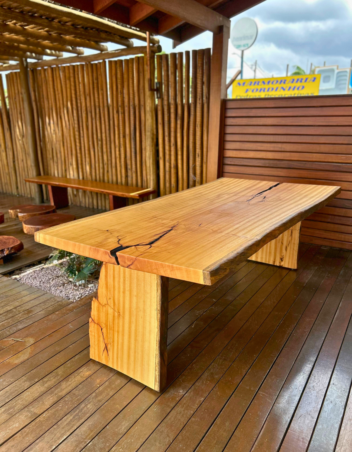 Mesa de Jantar Orgânica Pequiá 8 lugares - Prancha Única Borda Orgânica