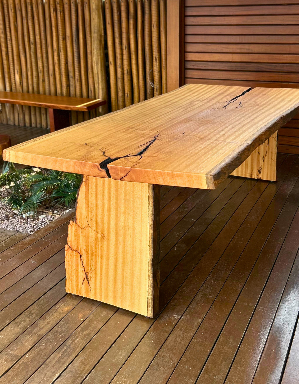 Mesa de Jantar Orgânica Pequiá 8 lugares - Prancha Única Borda Orgânica