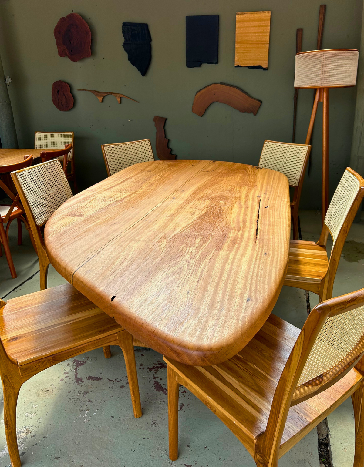 Mesa de Jantar Contemporânea em Madeira Pequiá - Casa Garra