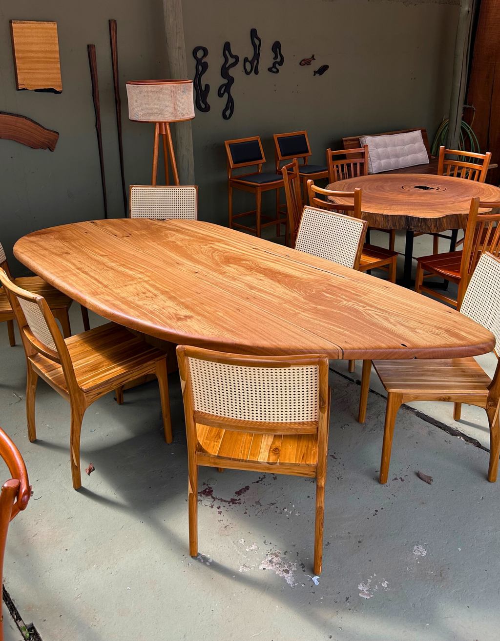 Mesa de Jantar Contemporânea em Madeira Pequiá - Casa Garra