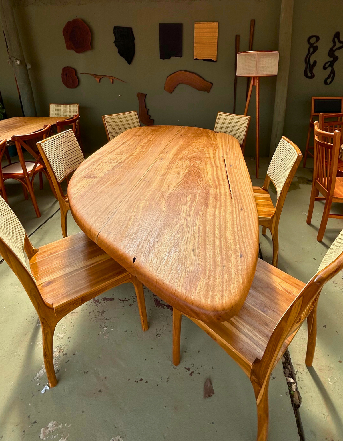 Mesa de Jantar Contemporânea em Madeira Pequiá - Casa Garra