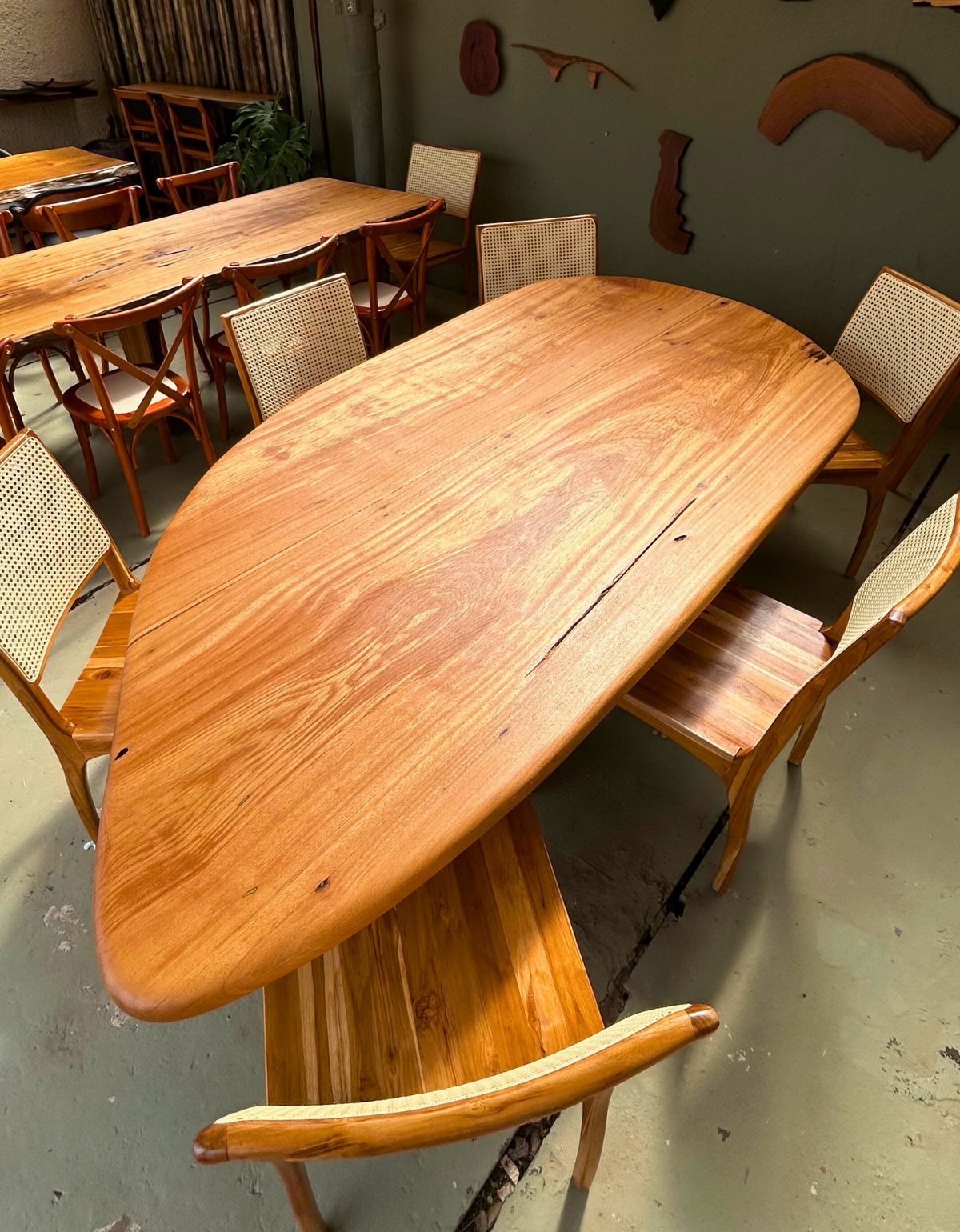 Mesa de Jantar Contemporânea em Madeira Pequiá - Casa Garra