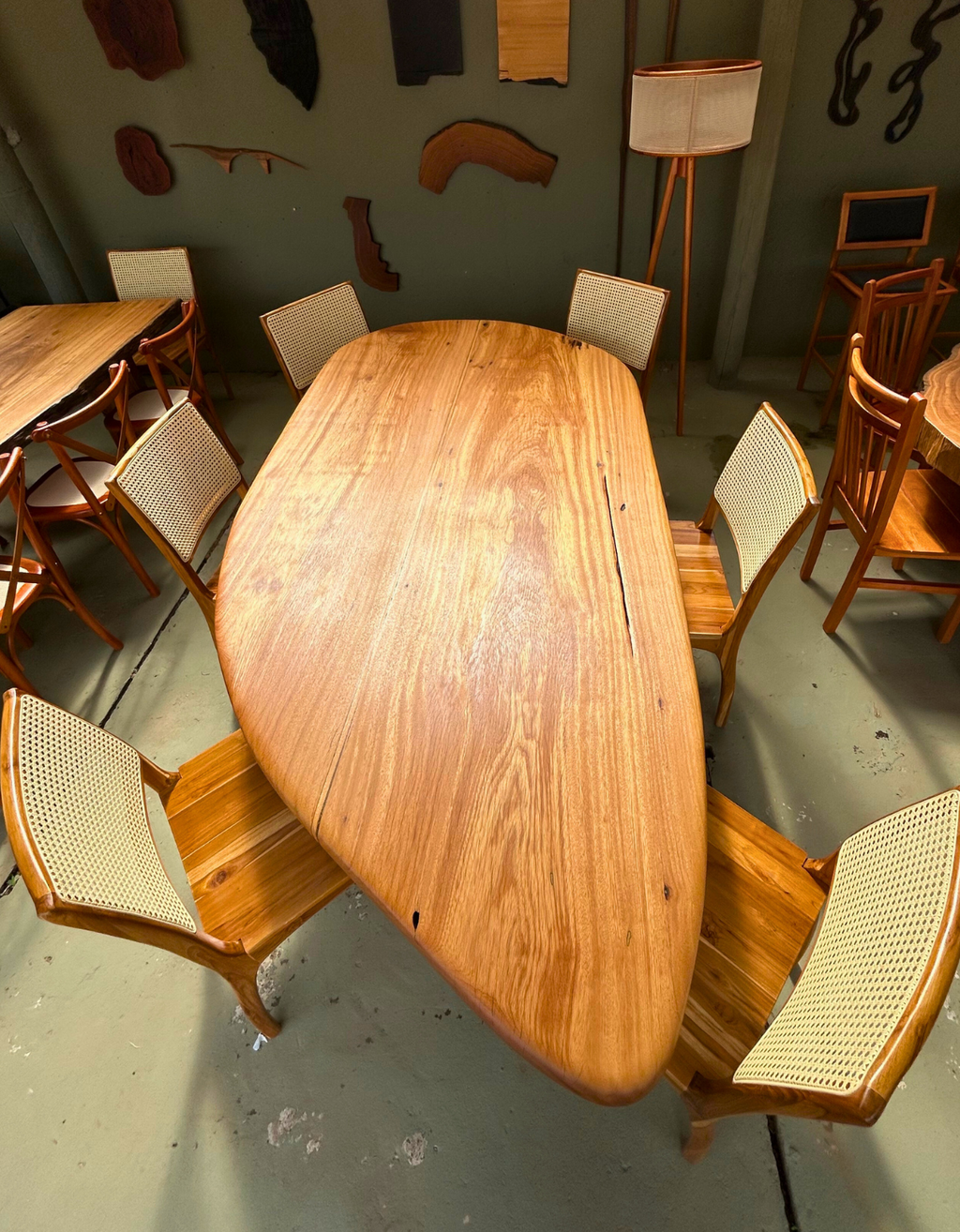 Mesa de Jantar Contemporânea em Madeira Pequiá - Casa Garra