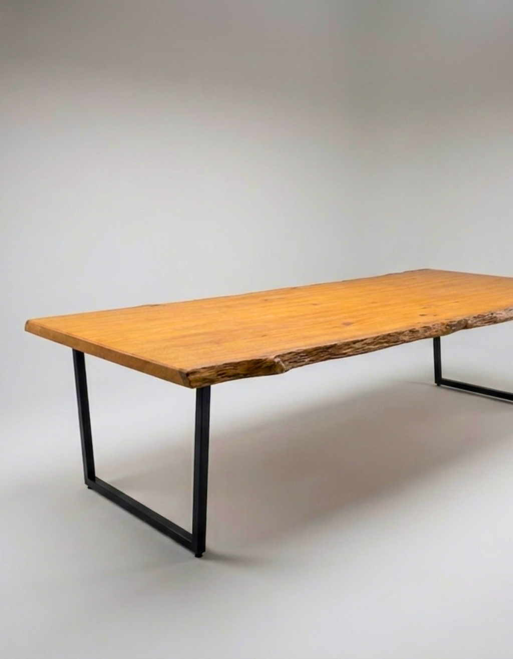Mesa de Jantar Orgânica para 10 a 12 Pessoas - 1,40m x 3,00m Pequiá com Borda Natural