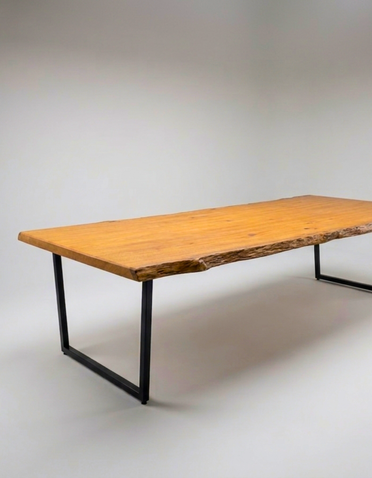 Mesa de Jantar Orgânica para 10 a 12 Pessoas - 1,40m x 3,00m Pequiá com Borda Natural
