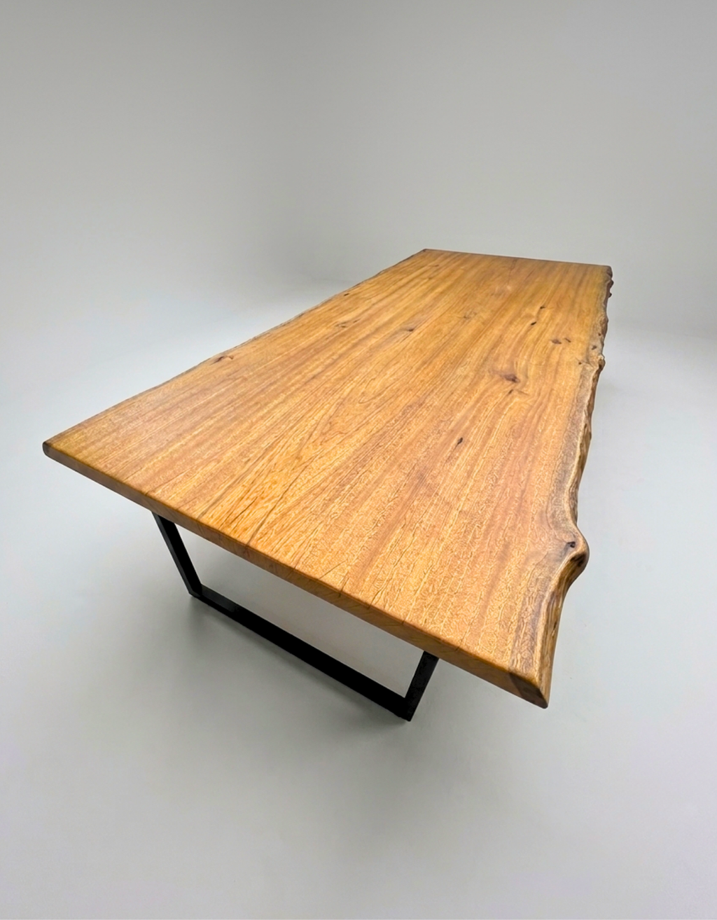 Mesa de Jantar Orgânica para 10 a 12 Pessoas - 1,40m x 3,00m Pequiá com Borda Natural