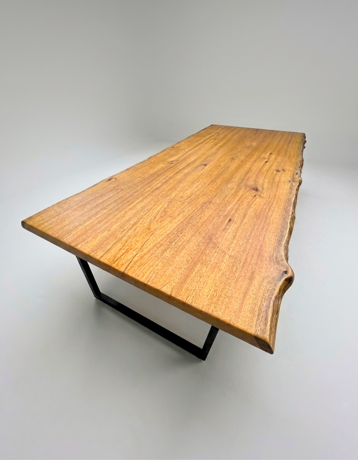 Mesa de Jantar Orgânica para 10 a 12 Pessoas - 1,40m x 3,00m Pequiá com Borda Natural