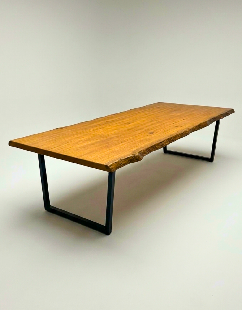 Mesa de Jantar Orgânica para 10 a 12 Pessoas - 1,40m x 3,00m Pequiá com Borda Natural
