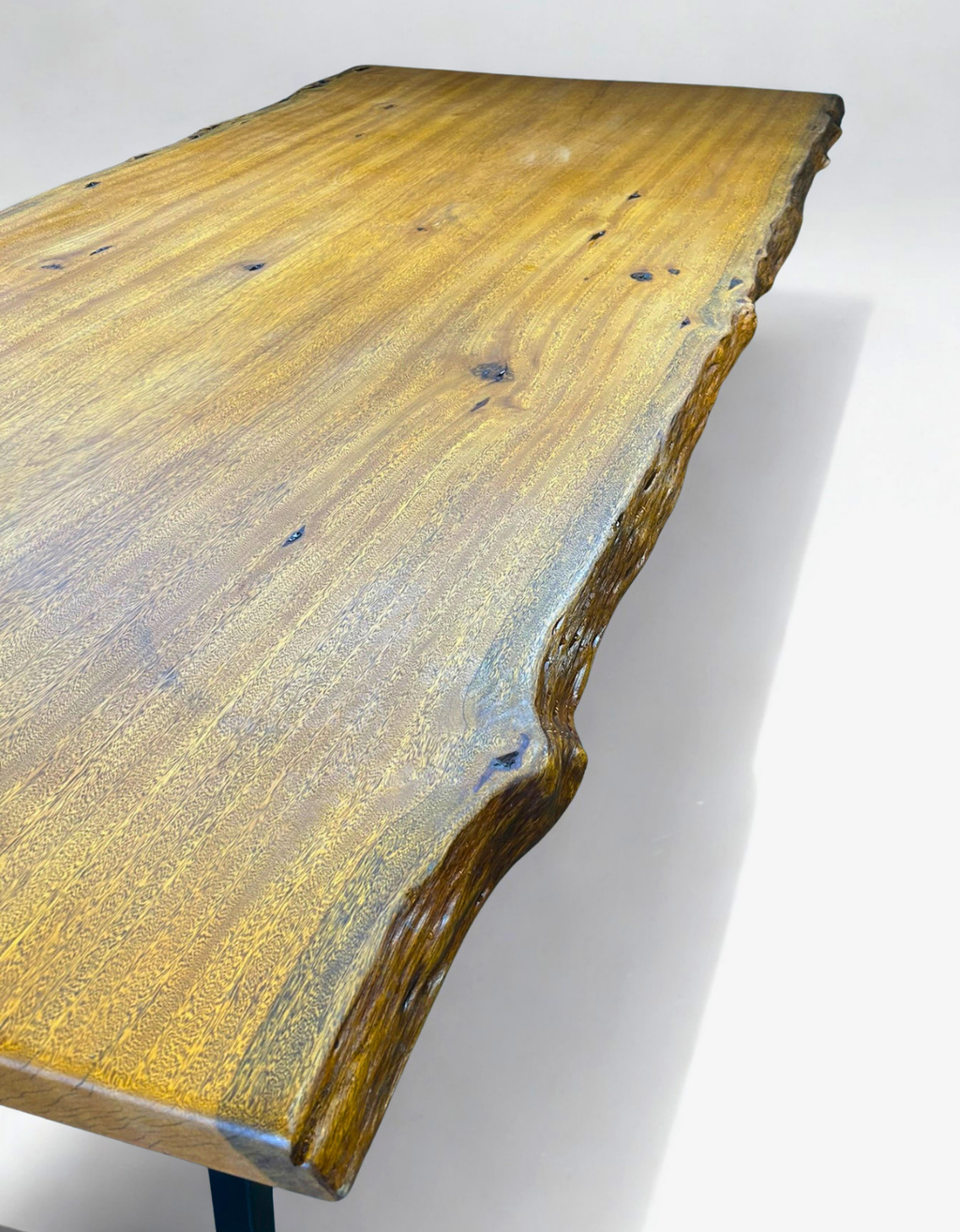 Mesa de Jantar Orgânica para 10 a 12 Pessoas - 1,40m x 3,00m Pequiá com Borda Natural