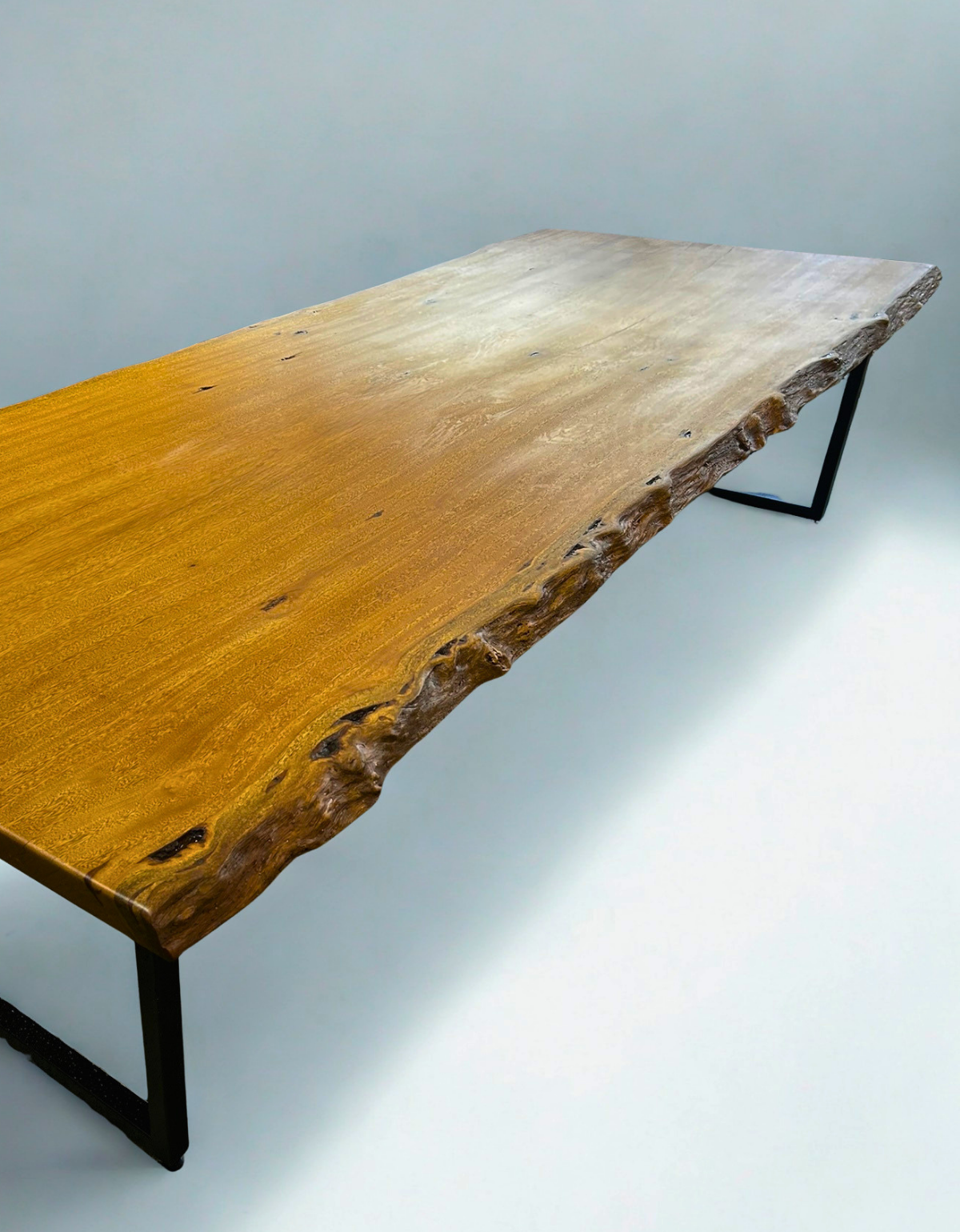 Mesa de Jantar Orgânica para 10 a 12 Pessoas - 1,40m x 3,00m Pequiá com Borda Natural
