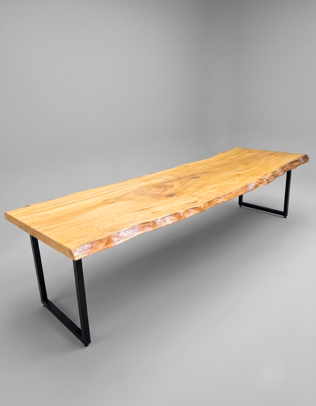 Mesa de Jantar Orgânica para 8 a 10 Pessoas - Pequiá com Borda Natural