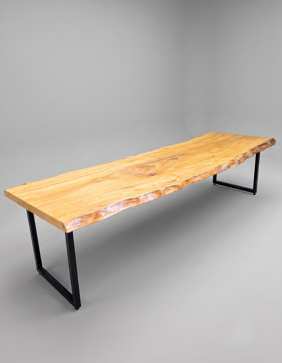 Mesa de Jantar Orgânica para 8 a 10 Pessoas - Pequiá com Borda Natural