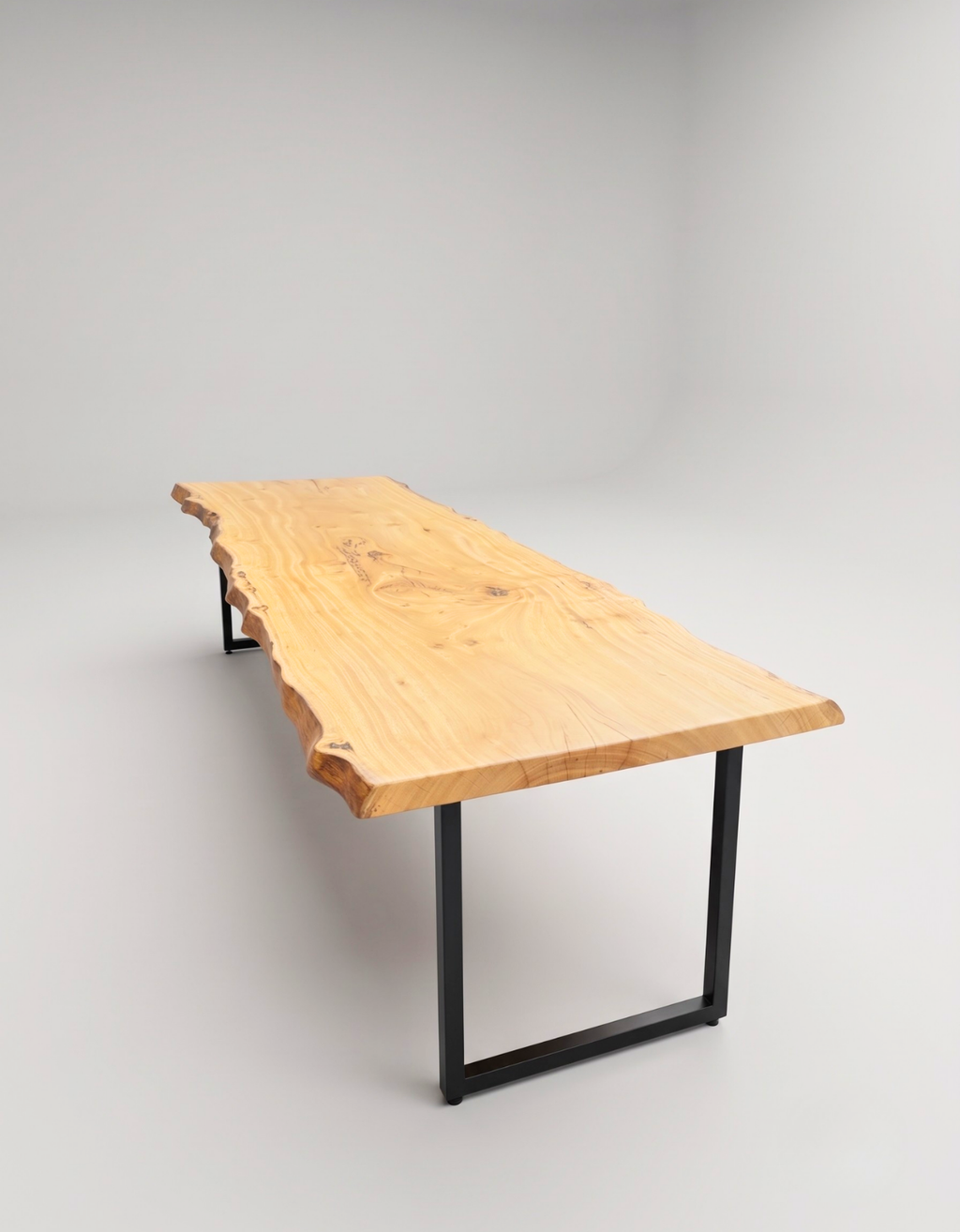 Mesa de Jantar Orgânica para 8 a 10 Pessoas - Pequiá com Borda Natural