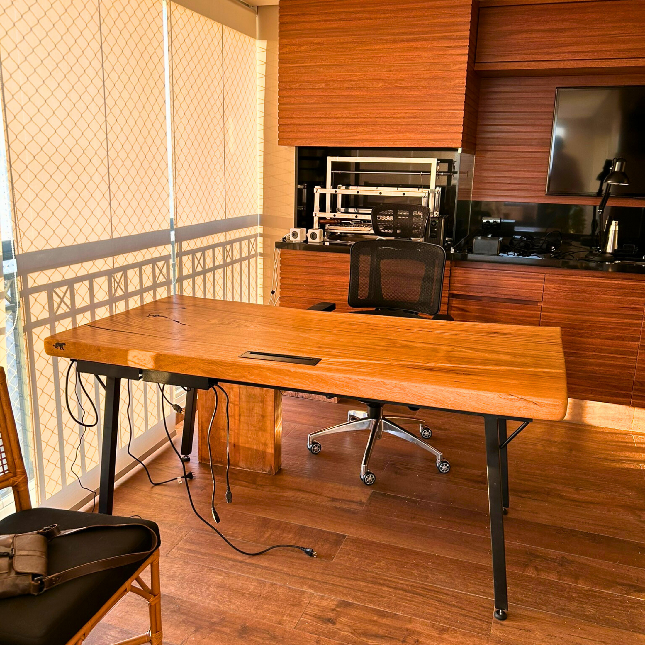 Mesa Home Office em Madeira Maciça Orgânica com Passa-fio Embutido - 80cm x 1,80m