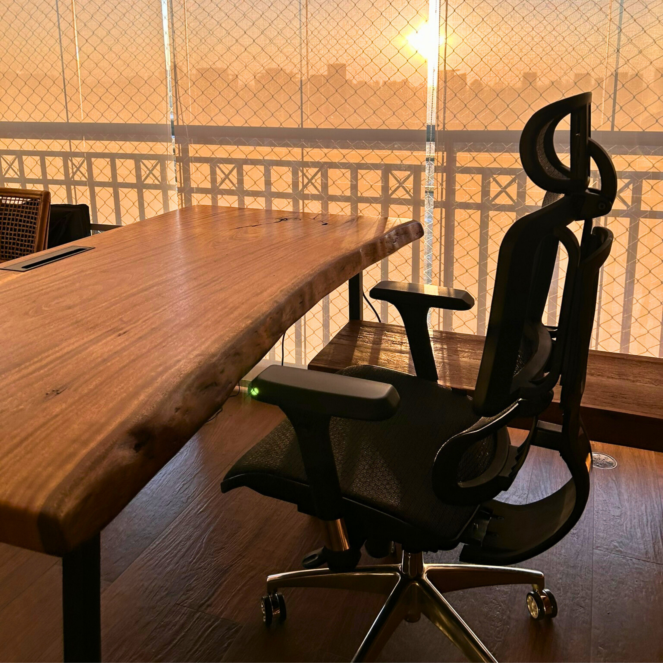 Mesa Home Office em Madeira Maciça Orgânica com Passa-fio Embutido - 80cm x 1,80m