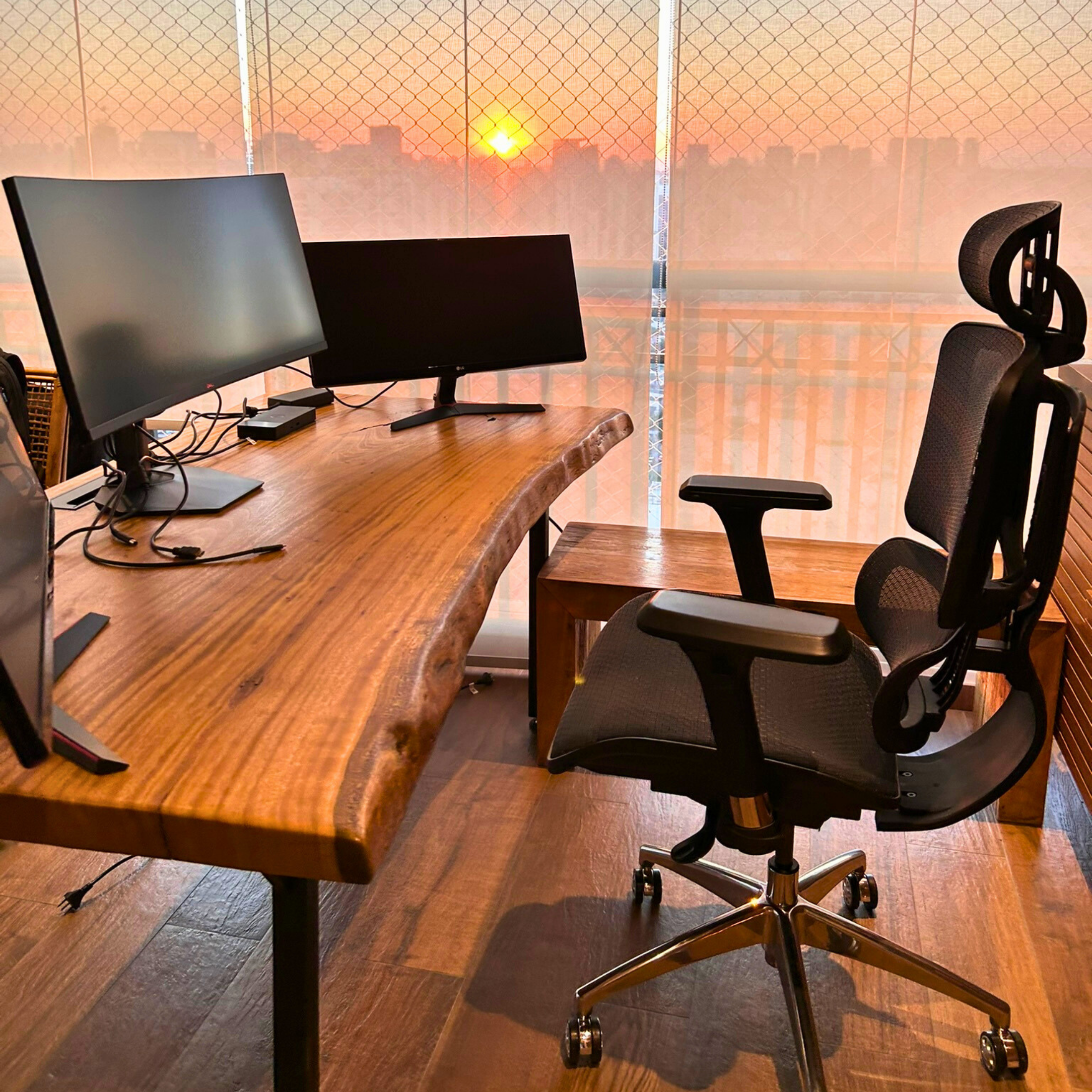 Mesa Home Office em Madeira Maciça Orgânica com Passa-fio Embutido - 80cm x 1,80m