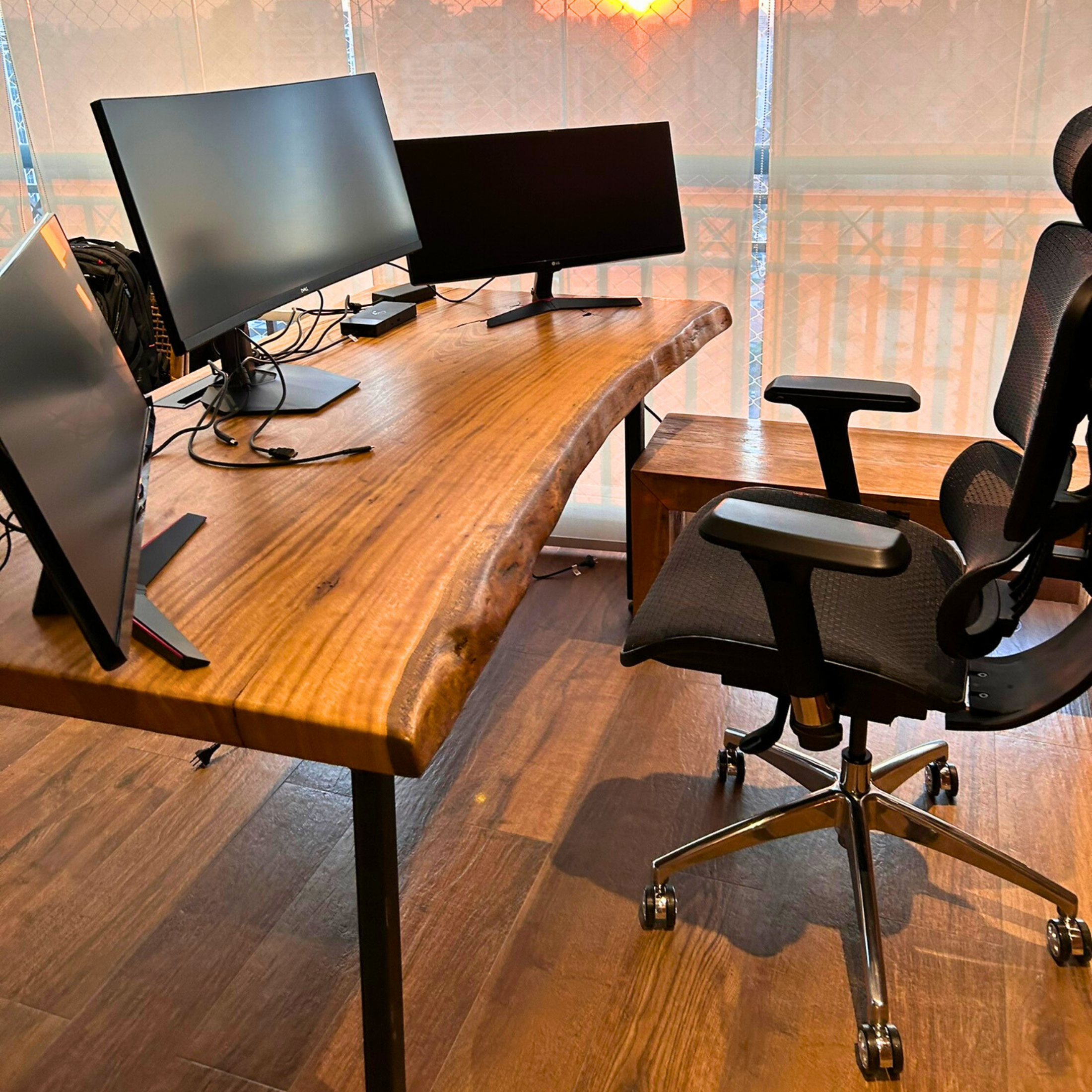 Mesa Home Office em Madeira Maciça Orgânica com Passa-fio Embutido - 80cm x 1,80m