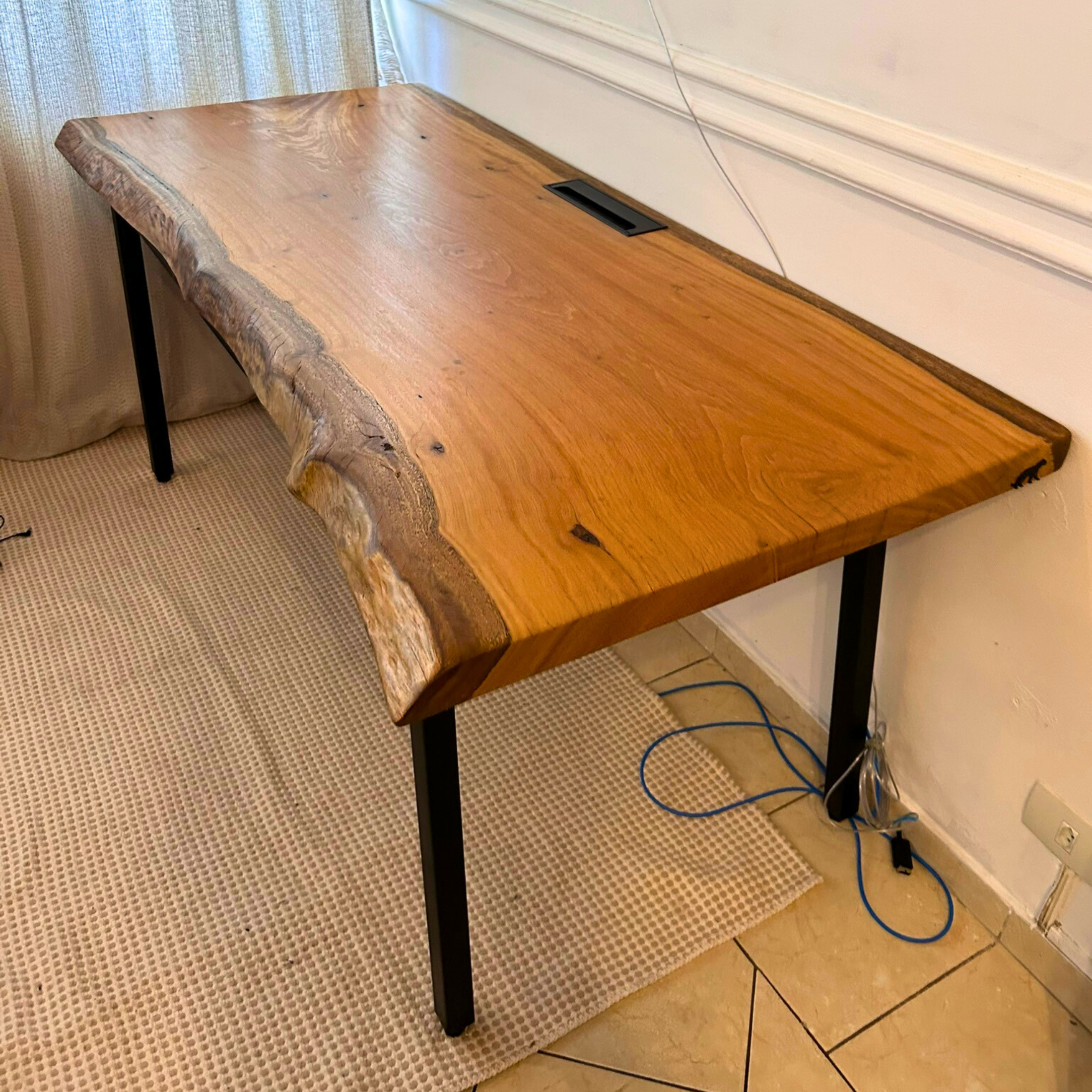 Mesa Home Office em Madeira Maciça Orgânica com Passa-fio Embutido - 80cm x 1,80m