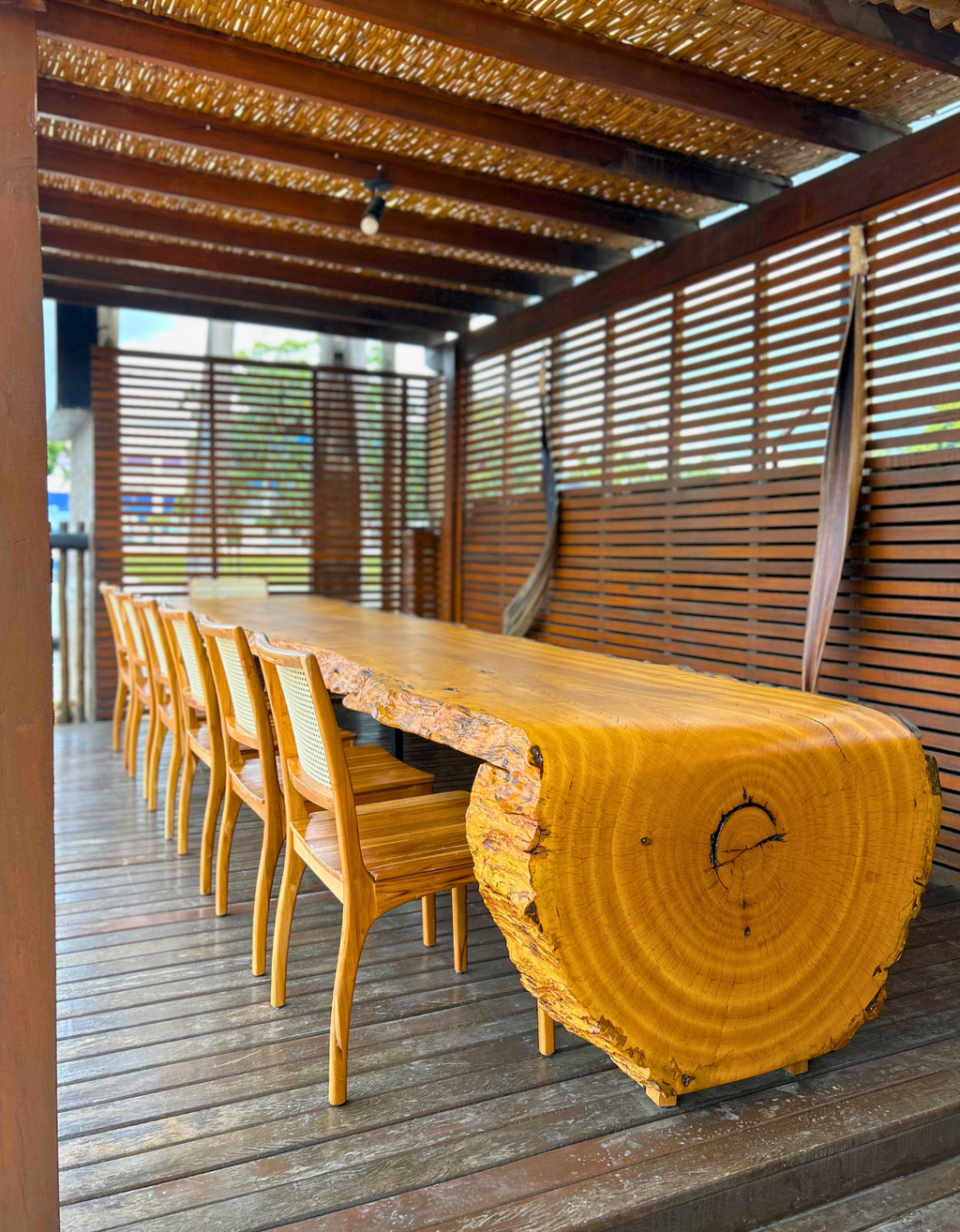 Mesa de Jantar Cascata 13 lugares - Madeira Pequiá Maciça Orgânica