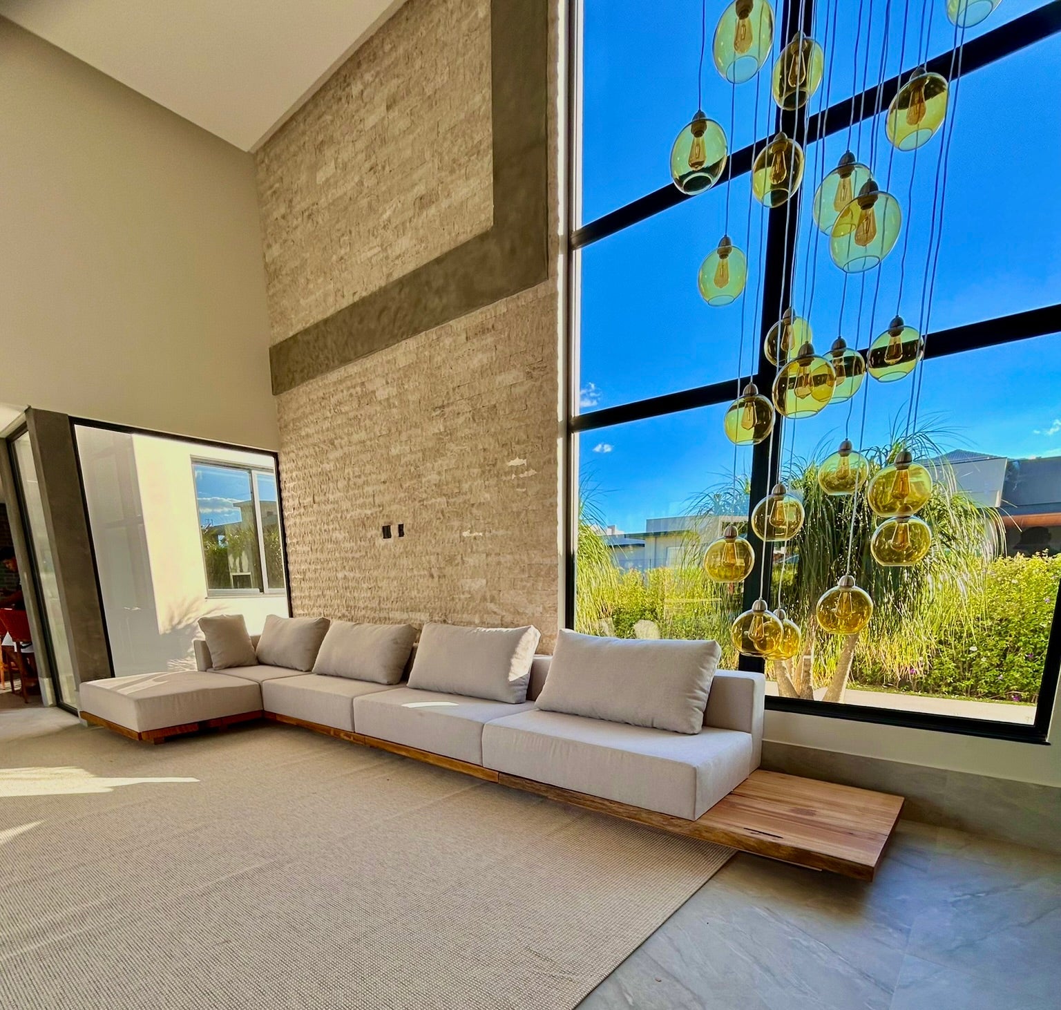 Sofá Escultural com Base em Madeira Maciça Orgânica