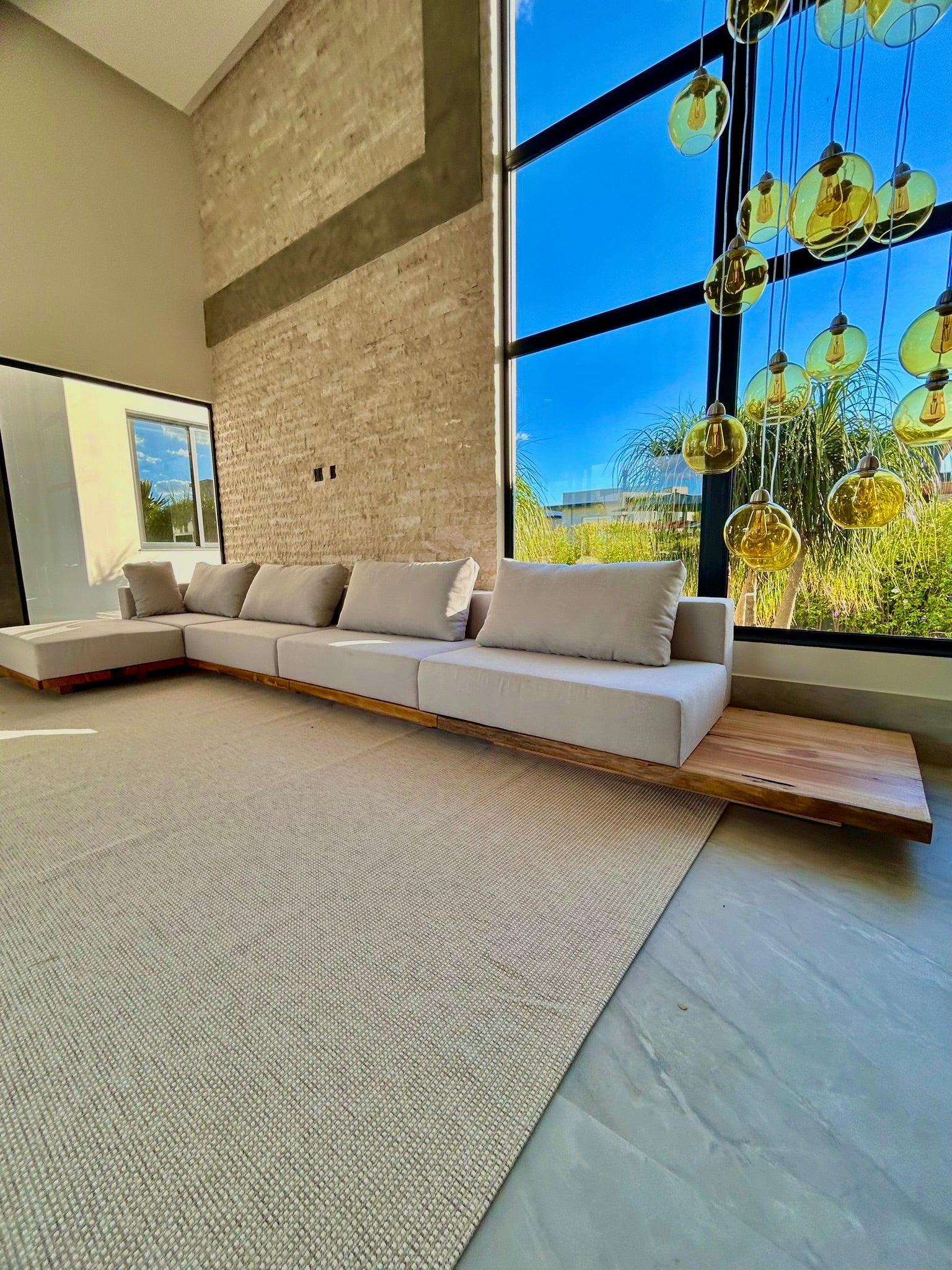 Sofá Escultural com Base em Madeira Maciça Orgânica