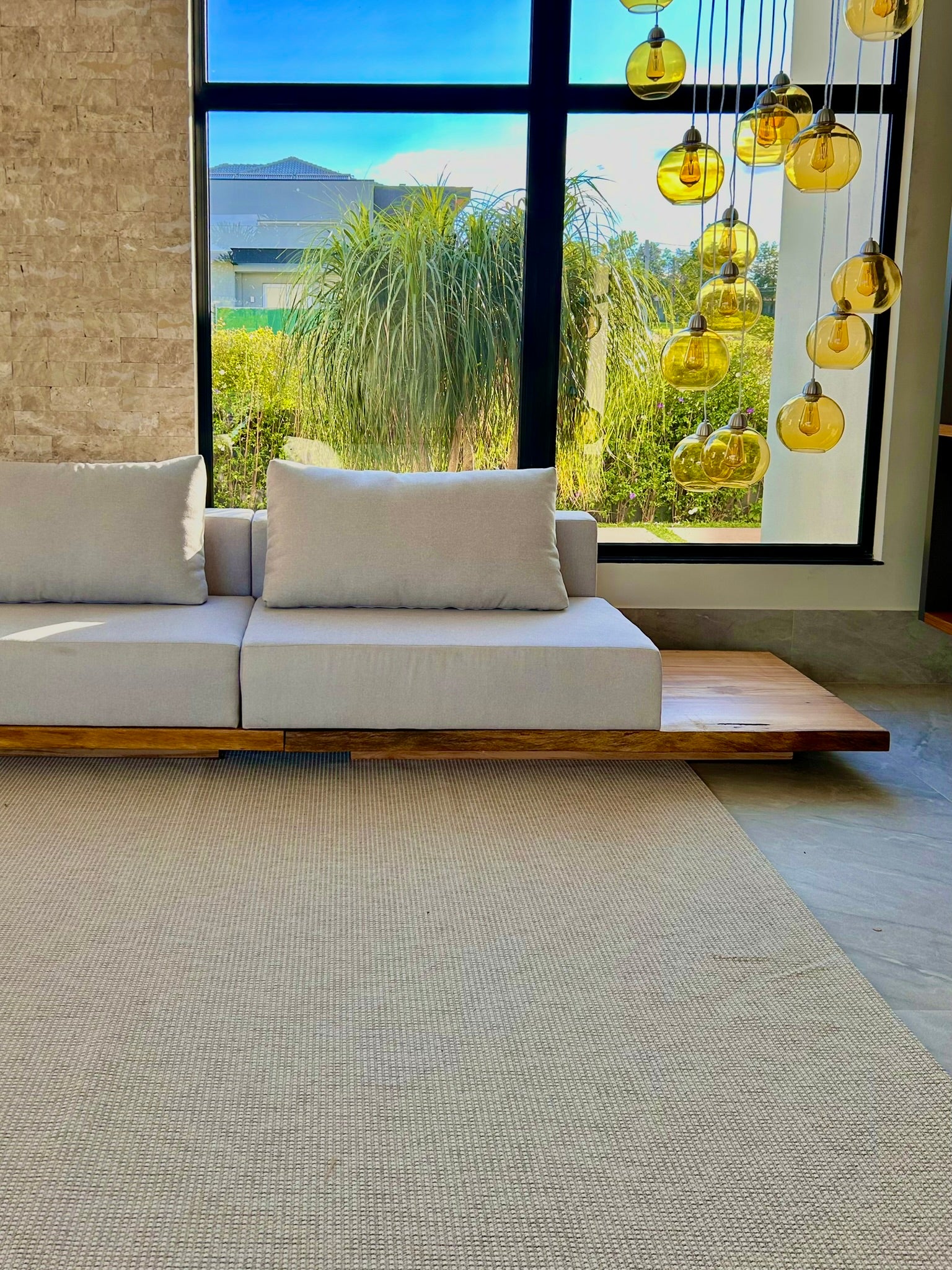 Sofá Escultural com Base em Madeira Maciça Orgânica